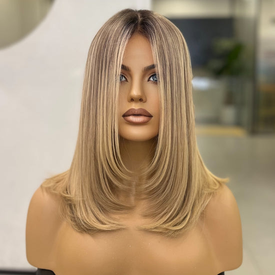 KRISS | Rubio crema miel con raíz natural | Peluca Signature – 40 cm KRISS | Rubio crema miel con raíz natural | Peluca Signature – 40 cm