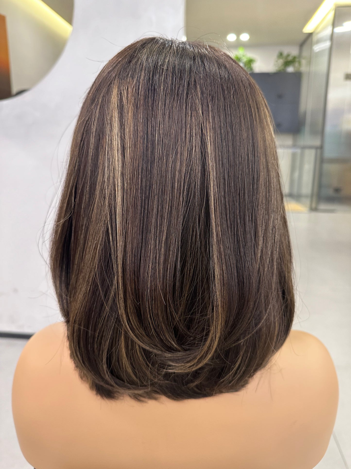 CHLOE | Mechas rubio miel sobre cabello castaño oscuro