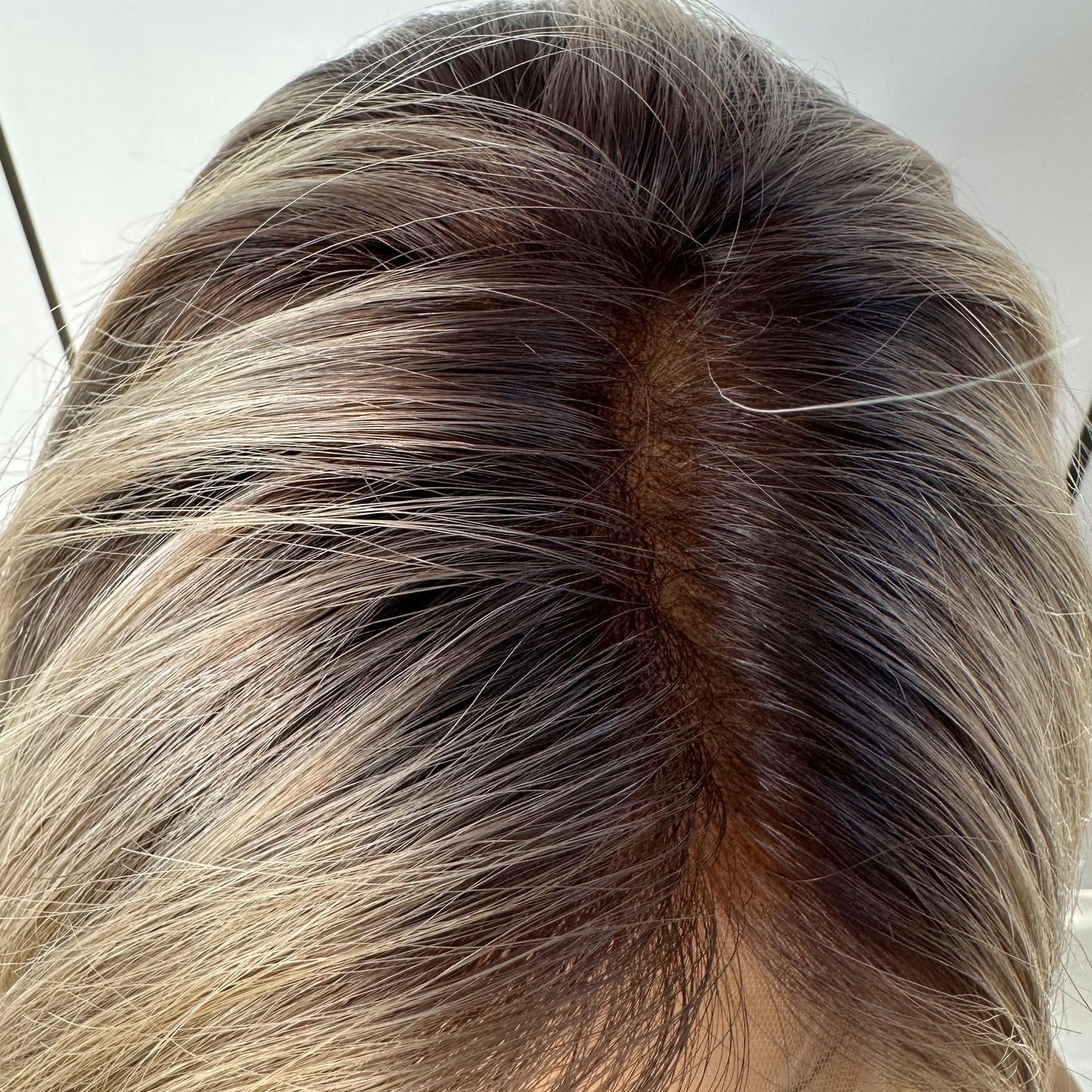 AVERY | Balayage rubio frío con raíz castaña
