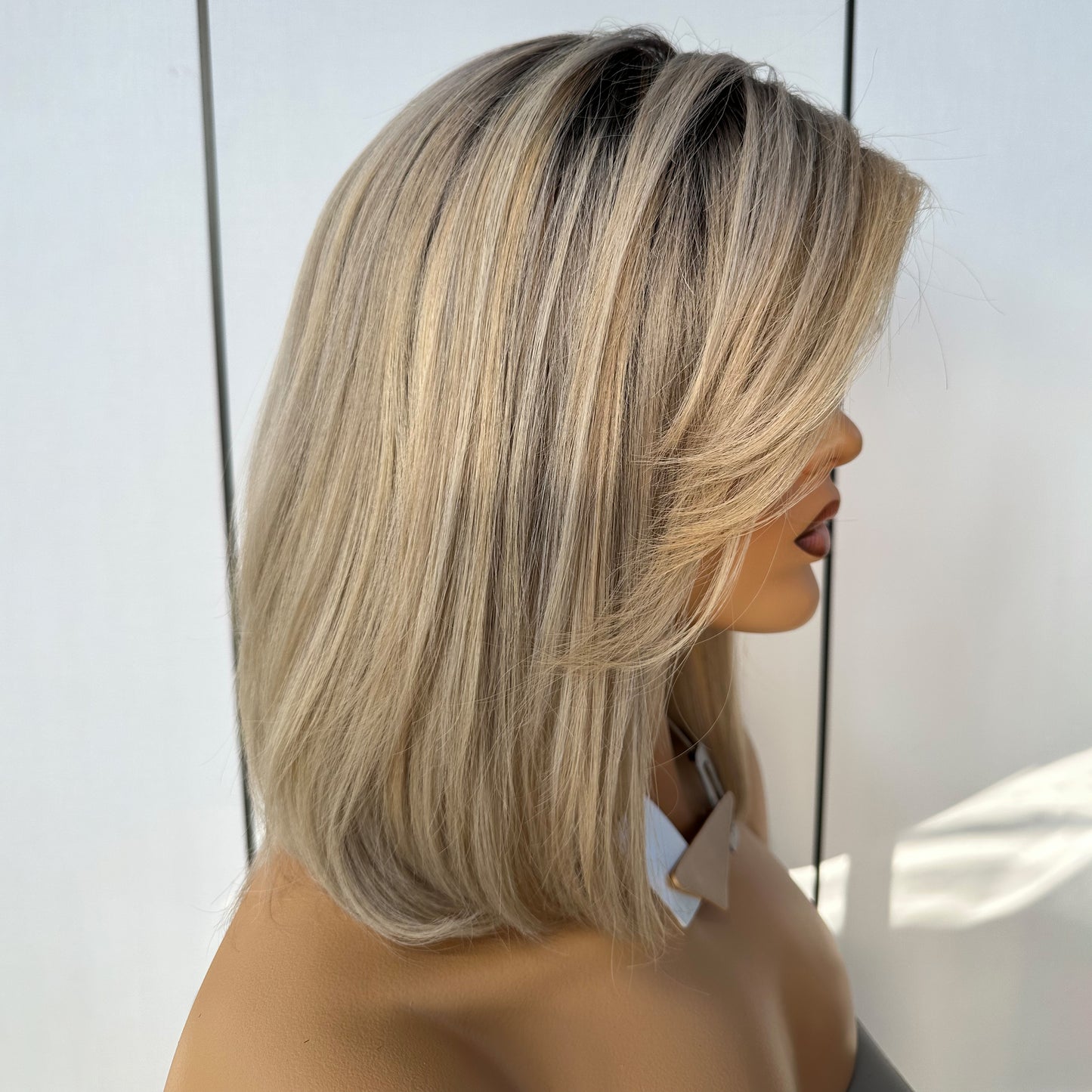 AVERY | Balayage rubio frío con raíz castaña