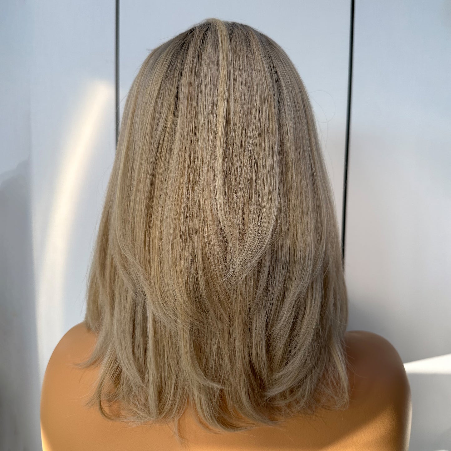 AVERY | Balayage rubio frío con raíz castaña