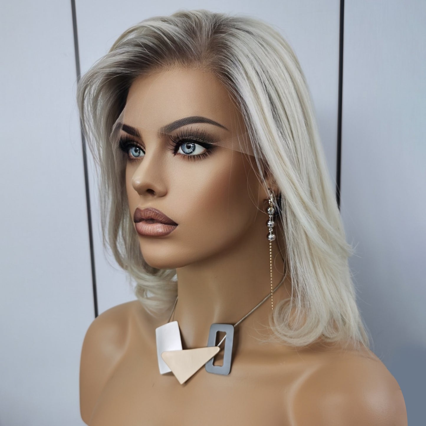 CAMILA | Balayage rubio hielo con raíz castaña