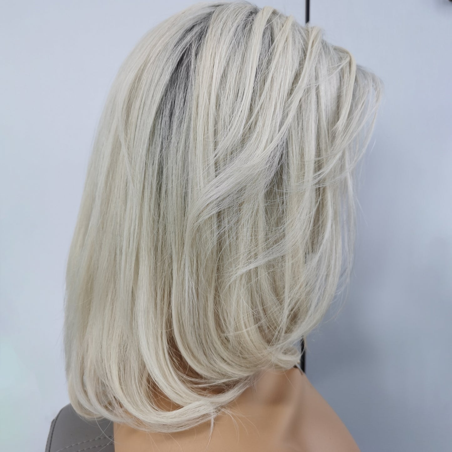 CAMILA | Balayage rubio hielo con raíz castaña