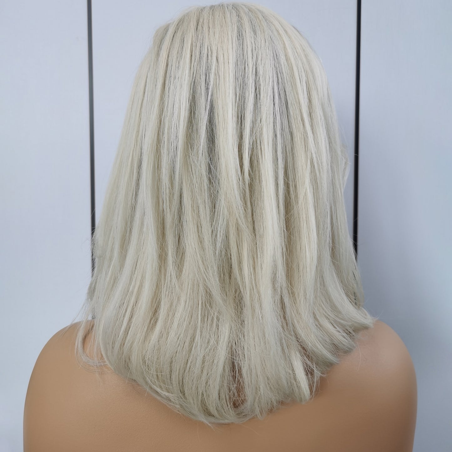 CAMILA | Balayage rubio hielo con raíz castaña