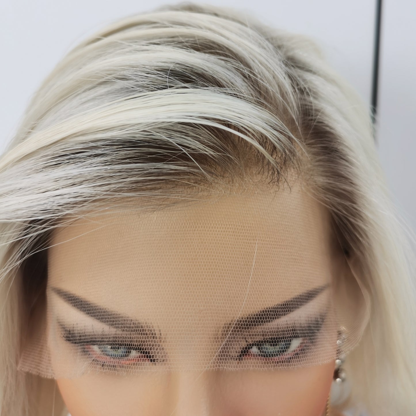 CAMILA | Balayage rubio hielo con raíz castaña
