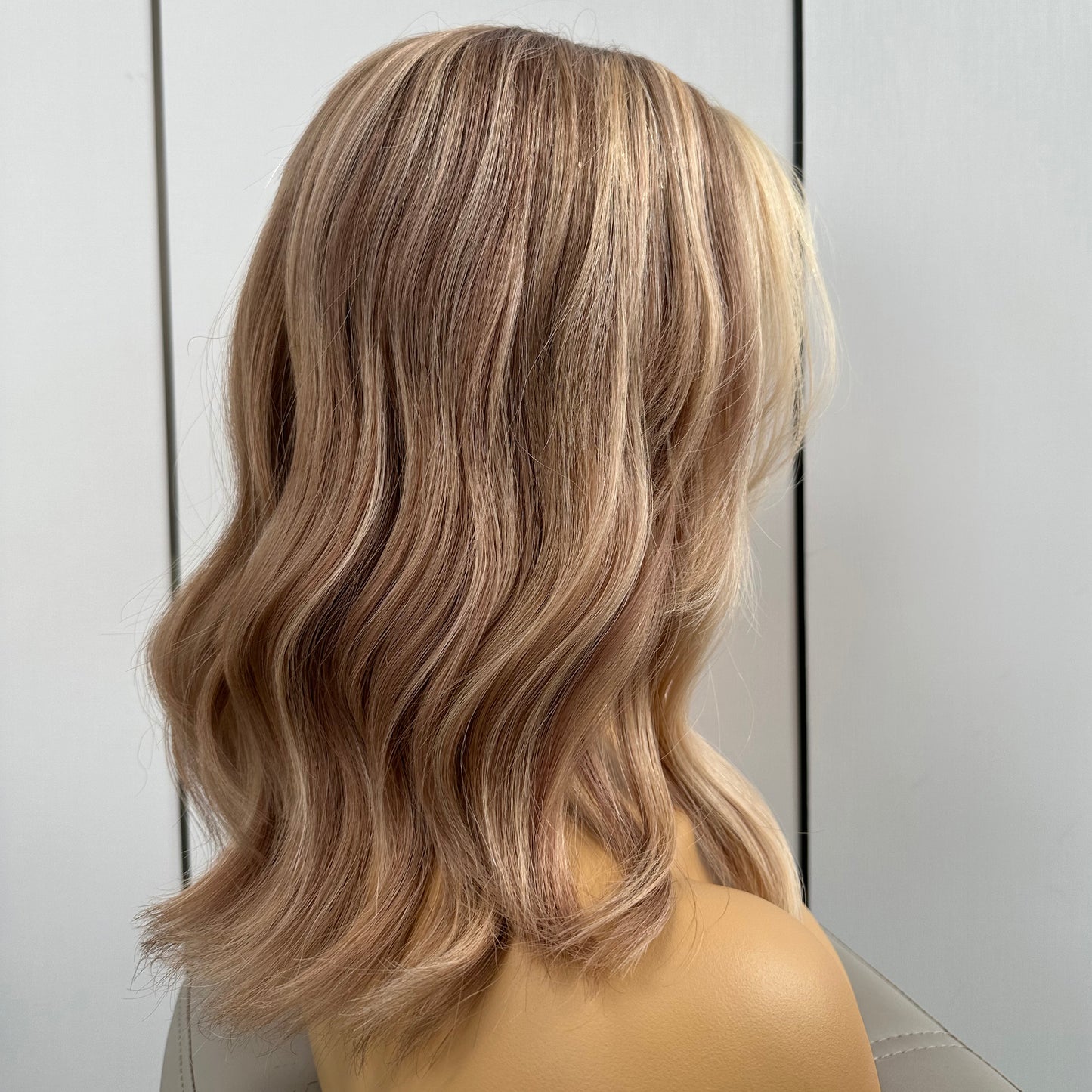 CAROL | Cabello rubio cálido con reflejos (talla pequeña) 16''