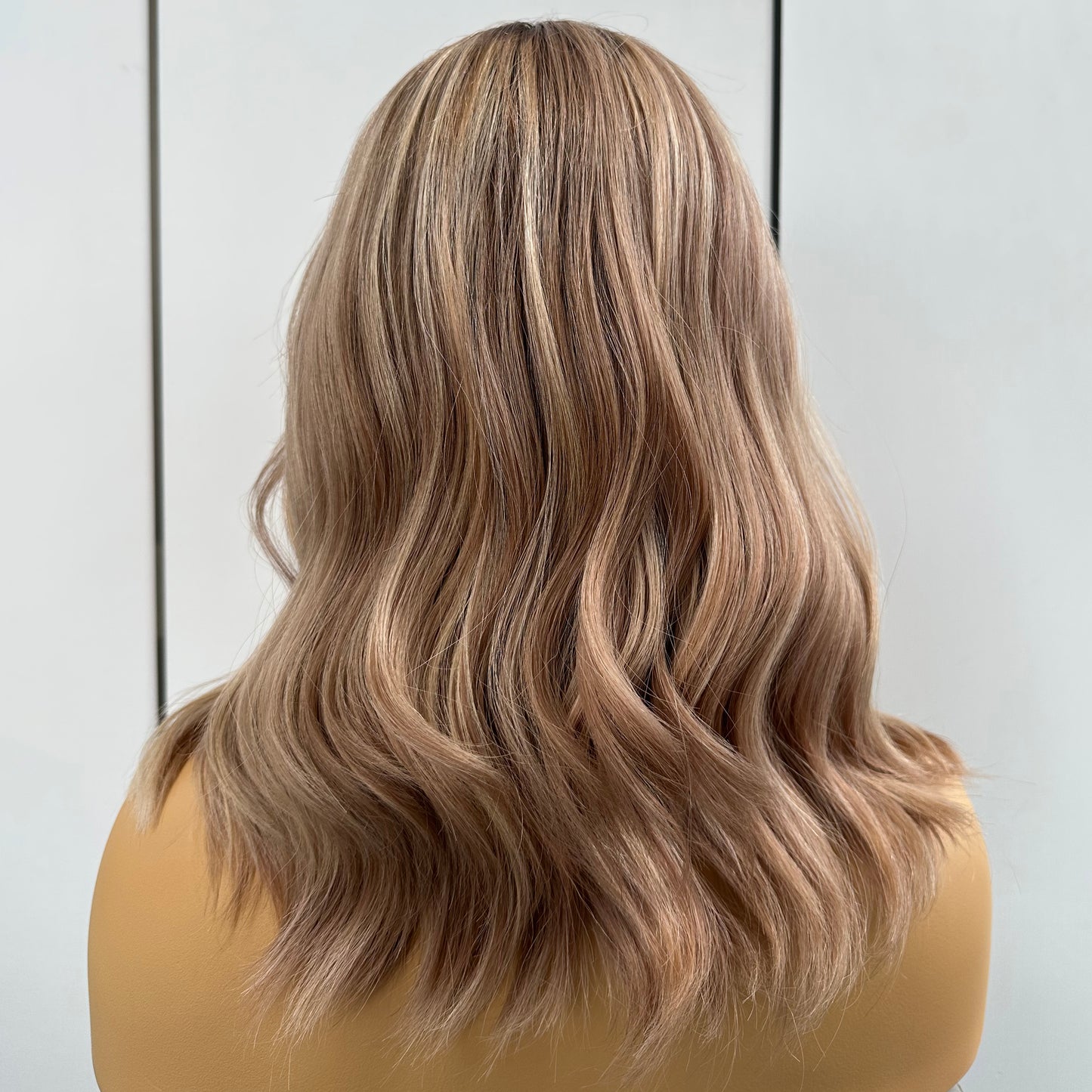 CAROL | Cabello rubio cálido con reflejos (talla pequeña) 16''