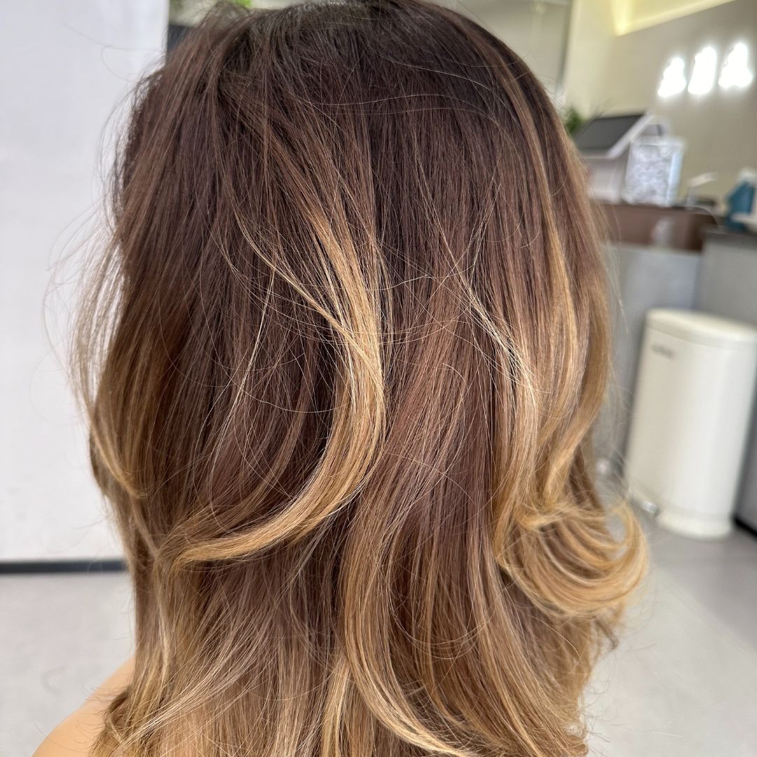 JESSICA | Rubio champán ombré con reflejos caramelo cálidos