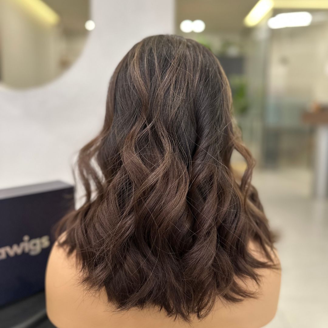 SAMANTHA | Cabello castaño oscuro con reflejos rubios caramelo