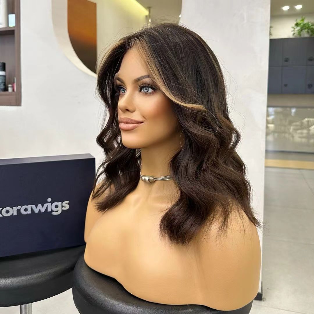 SAMANTHA | Cabello castaño oscuro con reflejos rubios caramelo