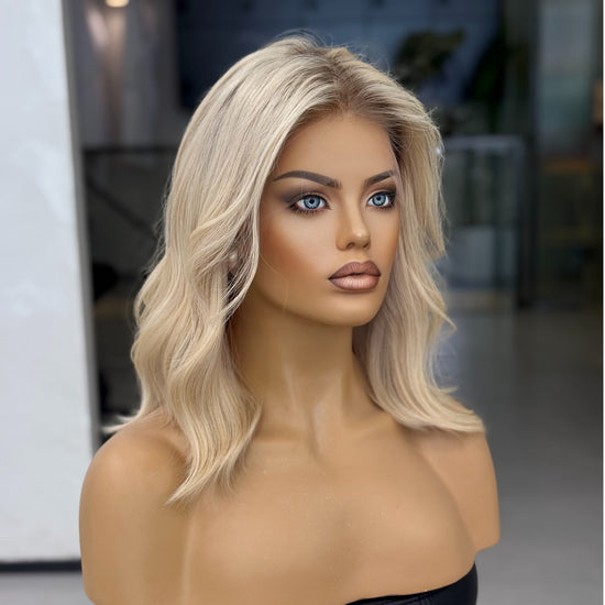 VICTORIA | Peluca de cabello rubio vainilla cremoso de 40 cm VICTORIA | Peluca de cabello rubio vainilla cremoso de 40 cm