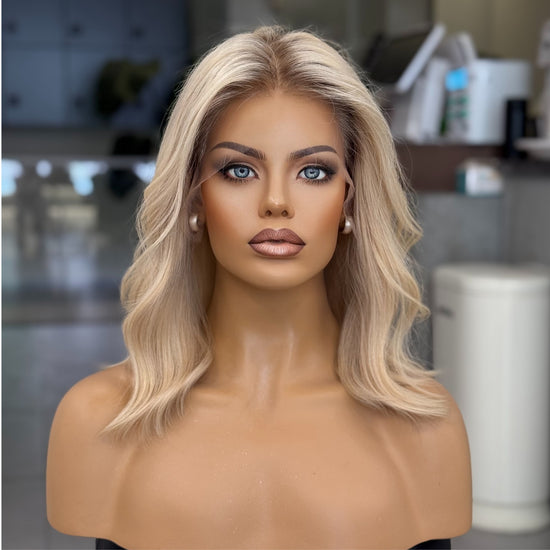 VICTORIA | Peluca de cabello rubio vainilla cremoso de 40 cm VICTORIA | Peluca de cabello rubio vainilla cremoso de 40 cm