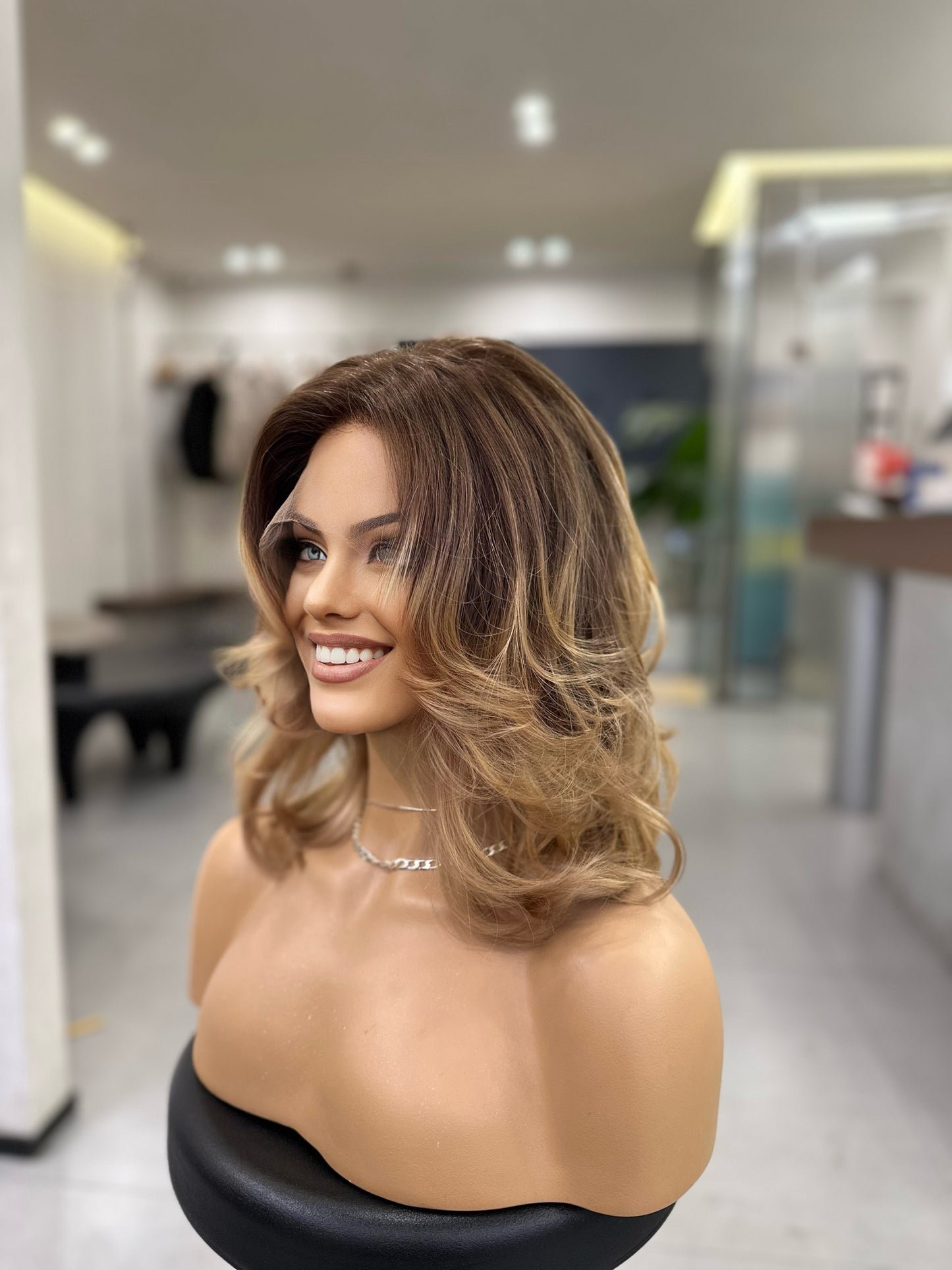 JESSICA | Rubio champán ombré con reflejos caramelo cálidos