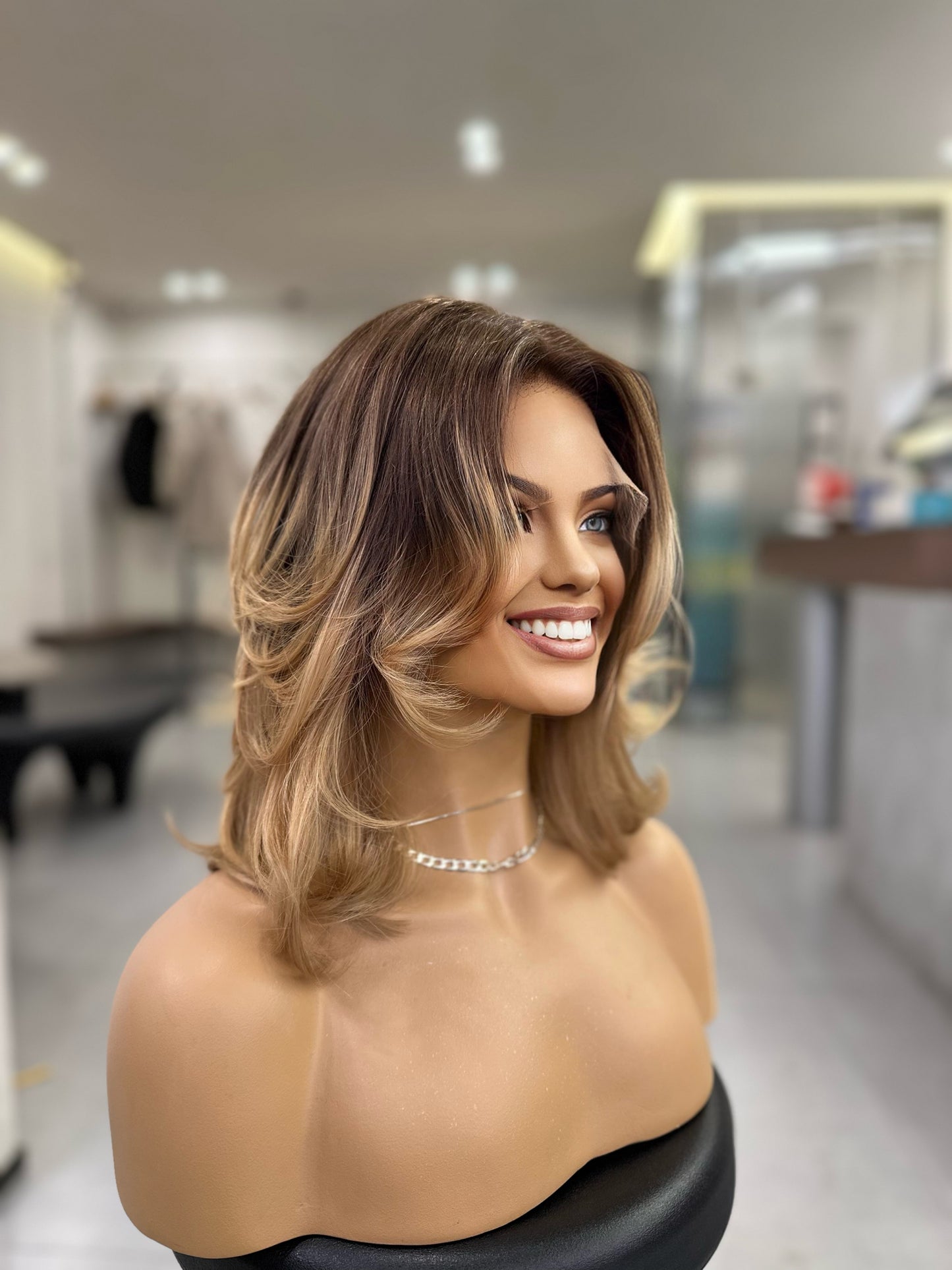 JESSICA | Rubio champán ombré con reflejos caramelo cálidos