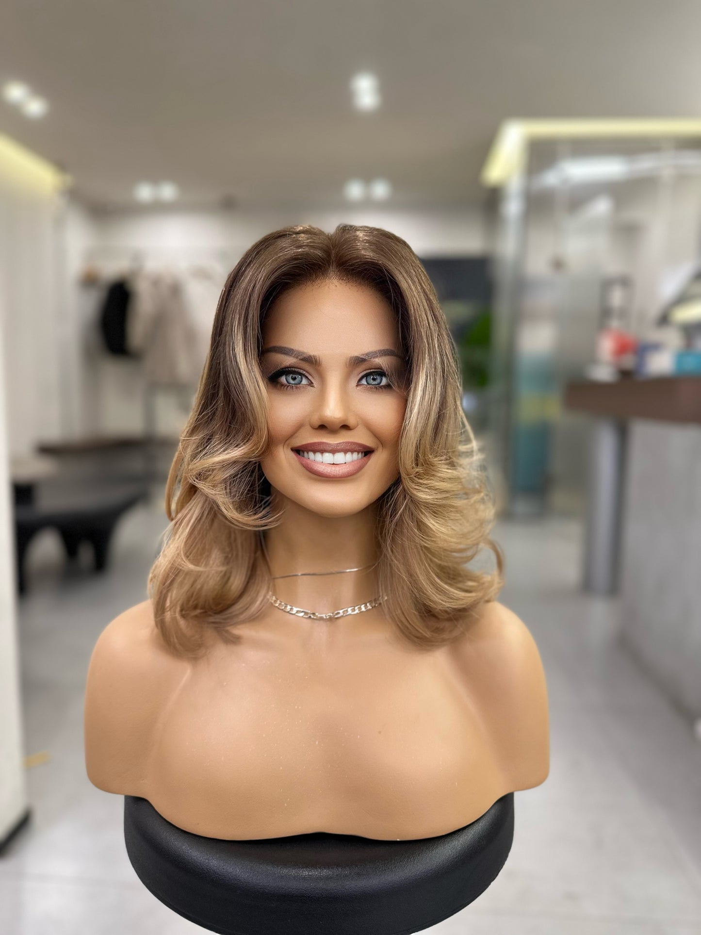 JESSICA | Rubio champán ombré con reflejos caramelo cálidos