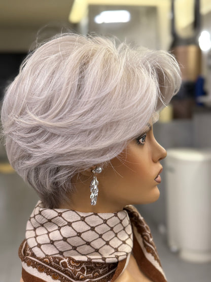 MERYL | Pixie plateado perlado en tonos fríos con capas afeitadas