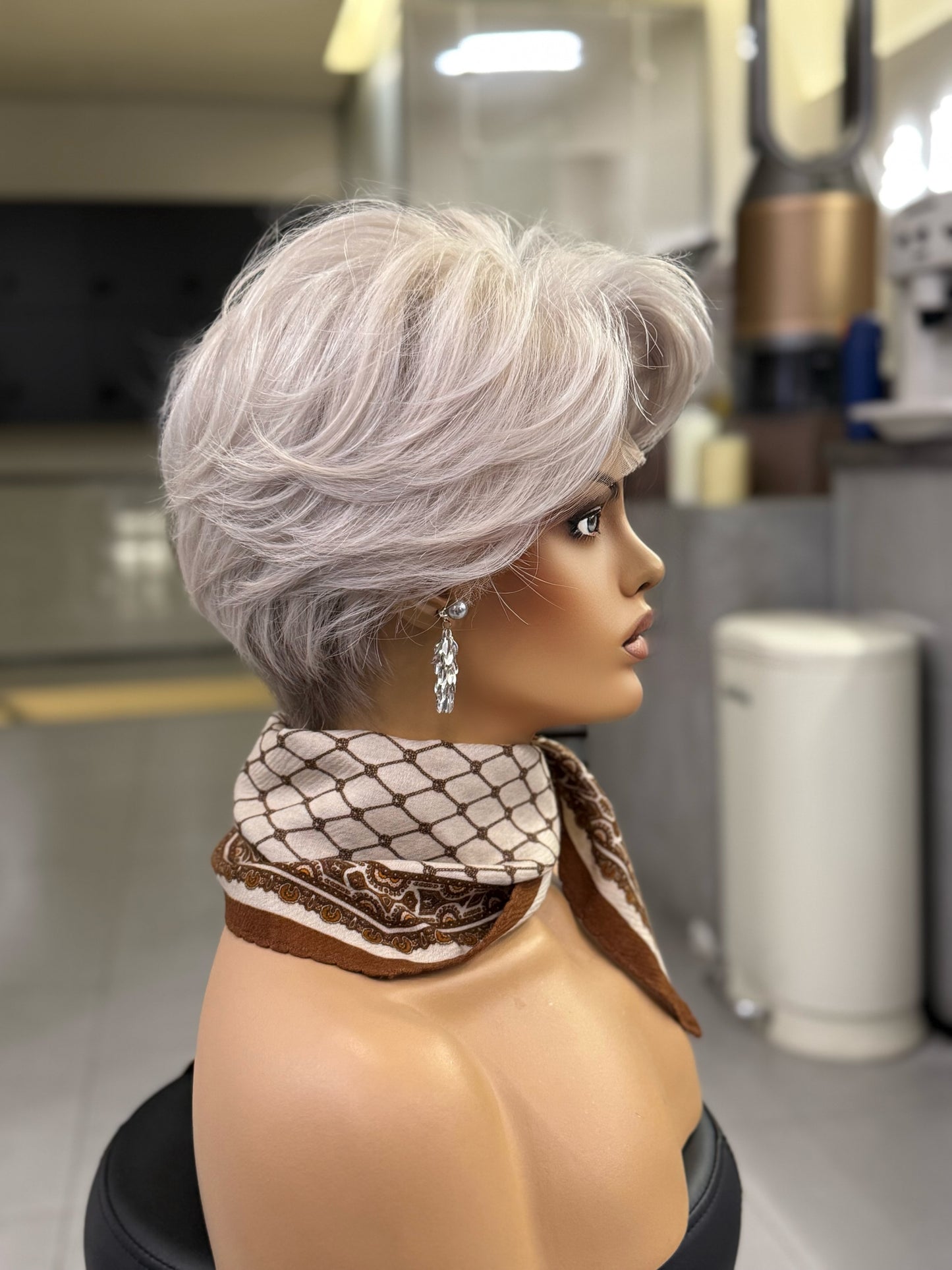 MERYL | Pixie plateado perlado en tonos fríos con capas afeitadas