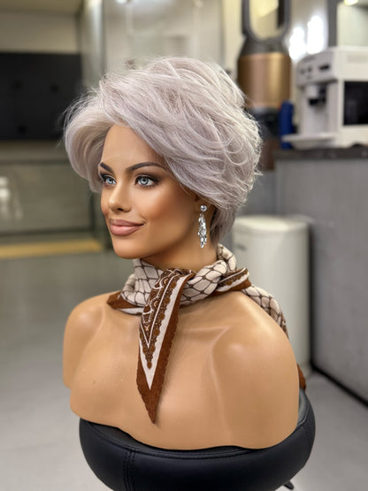 MERYL | Pixie plateado perlado en tonos fríos con capas afeitadas