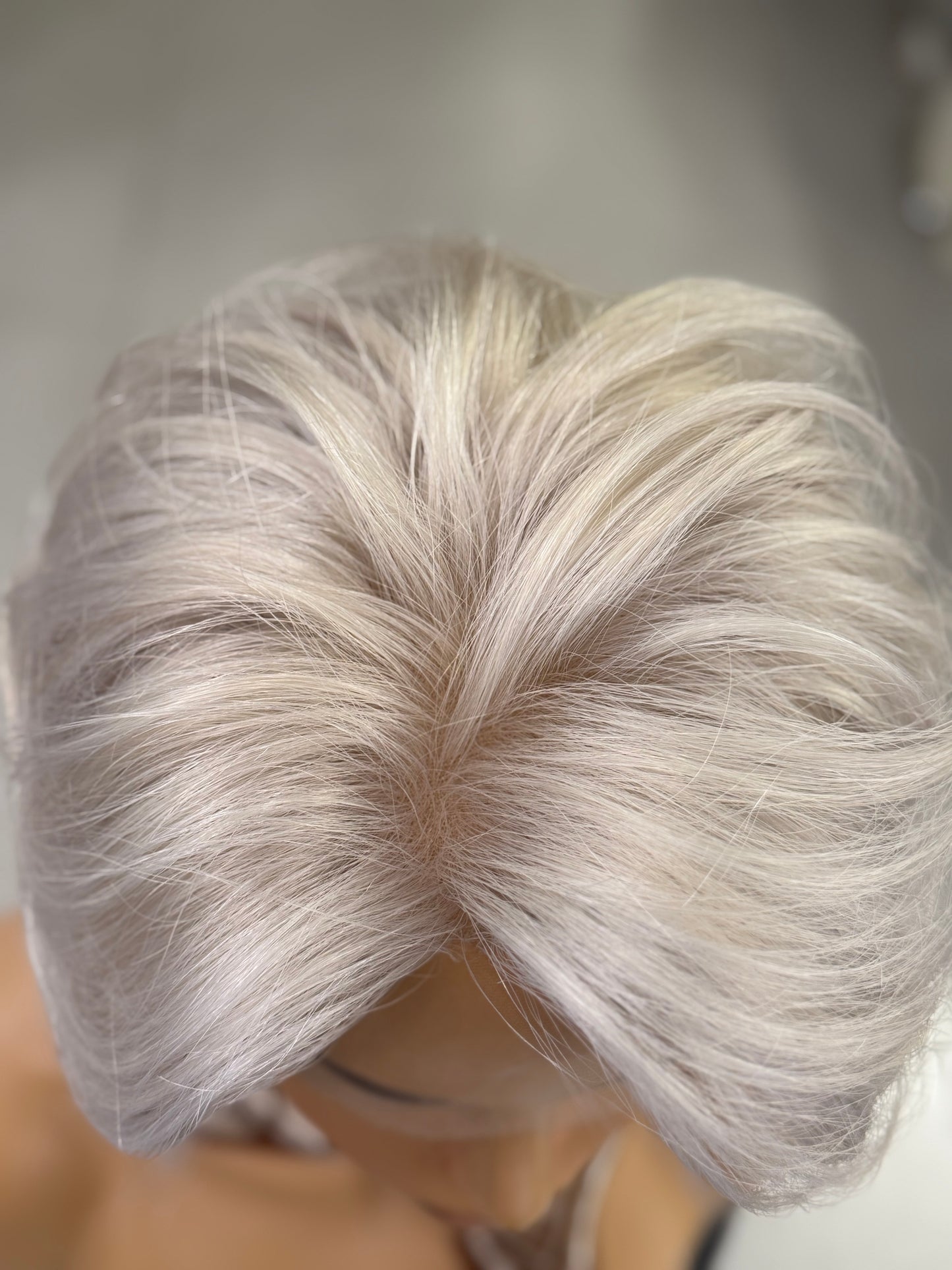 MERYL | Pixie plateado perlado en tonos fríos con capas afeitadas