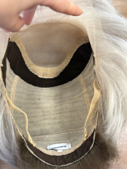 MERYL | Pixie plateado perlado en tonos fríos con capas afeitadas