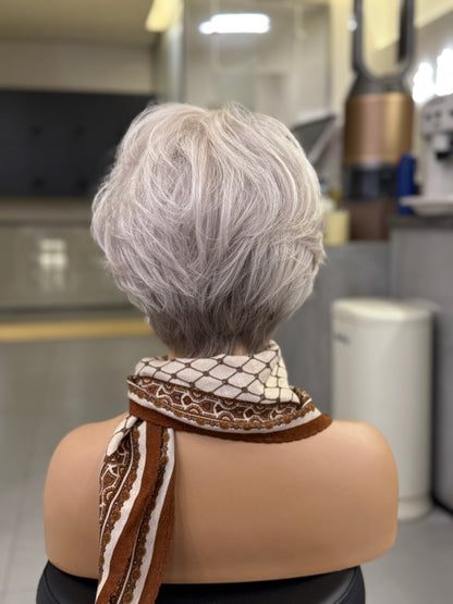 MERYL | Pixie plateado perlado en tonos fríos con capas afeitadas